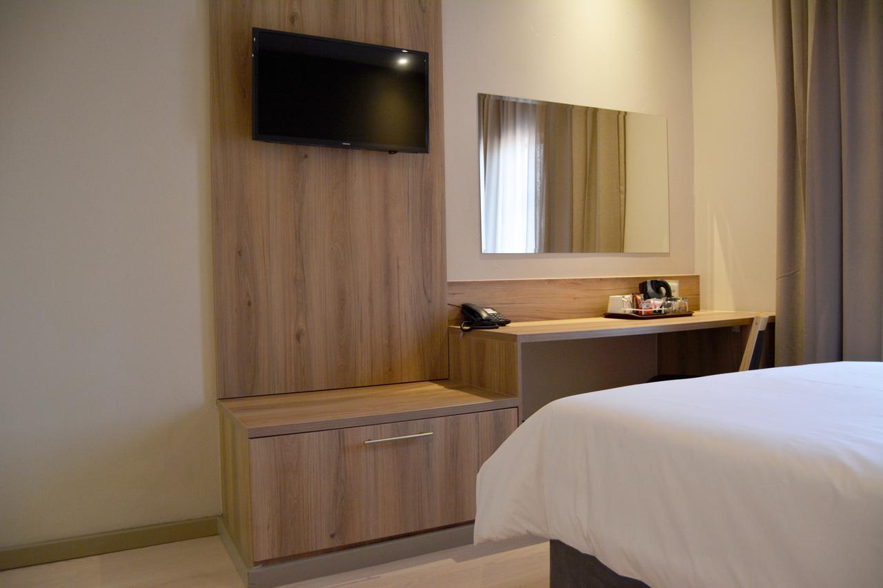 Regal Inn Hotel Мидранд Екстериор снимка