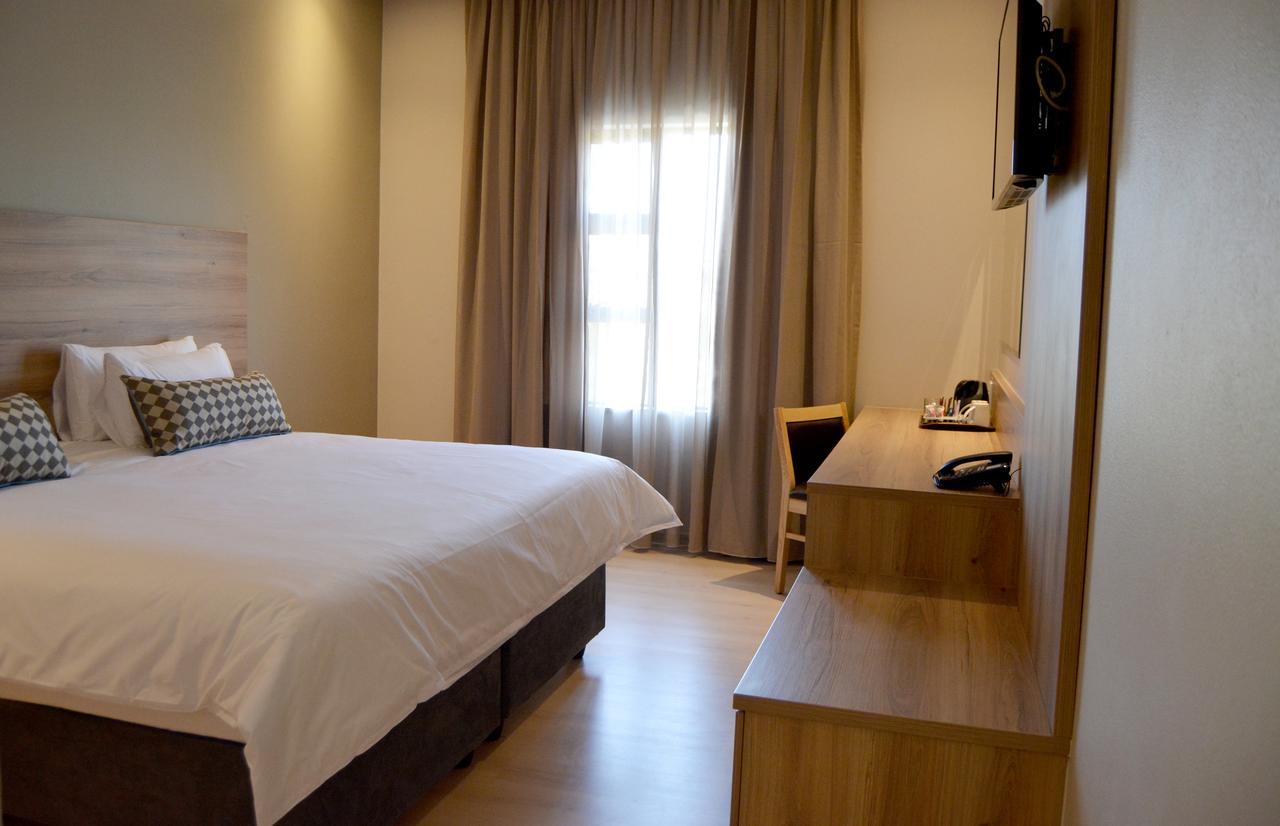 Regal Inn Hotel Мидранд Екстериор снимка