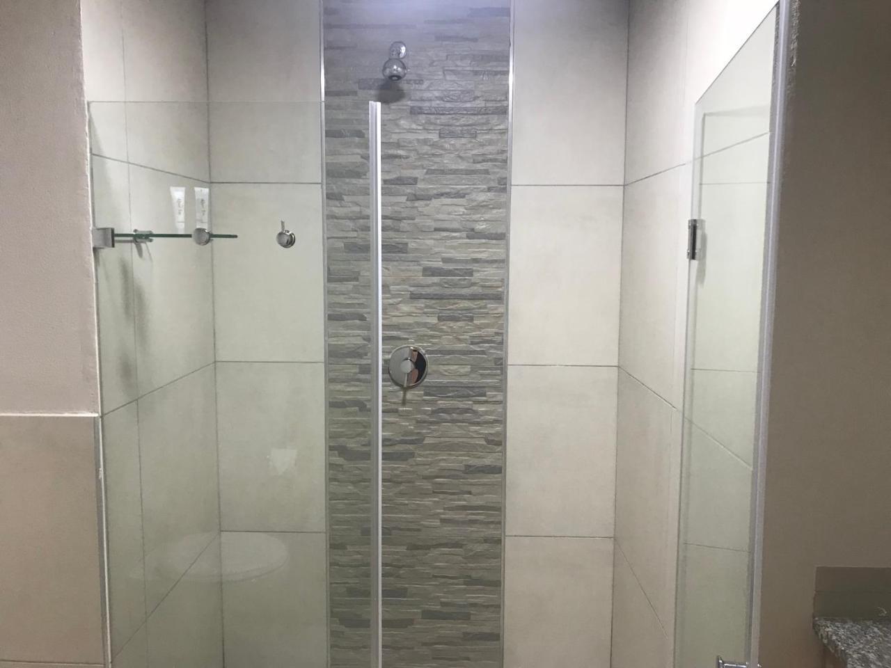 Regal Inn Hotel Мидранд Екстериор снимка